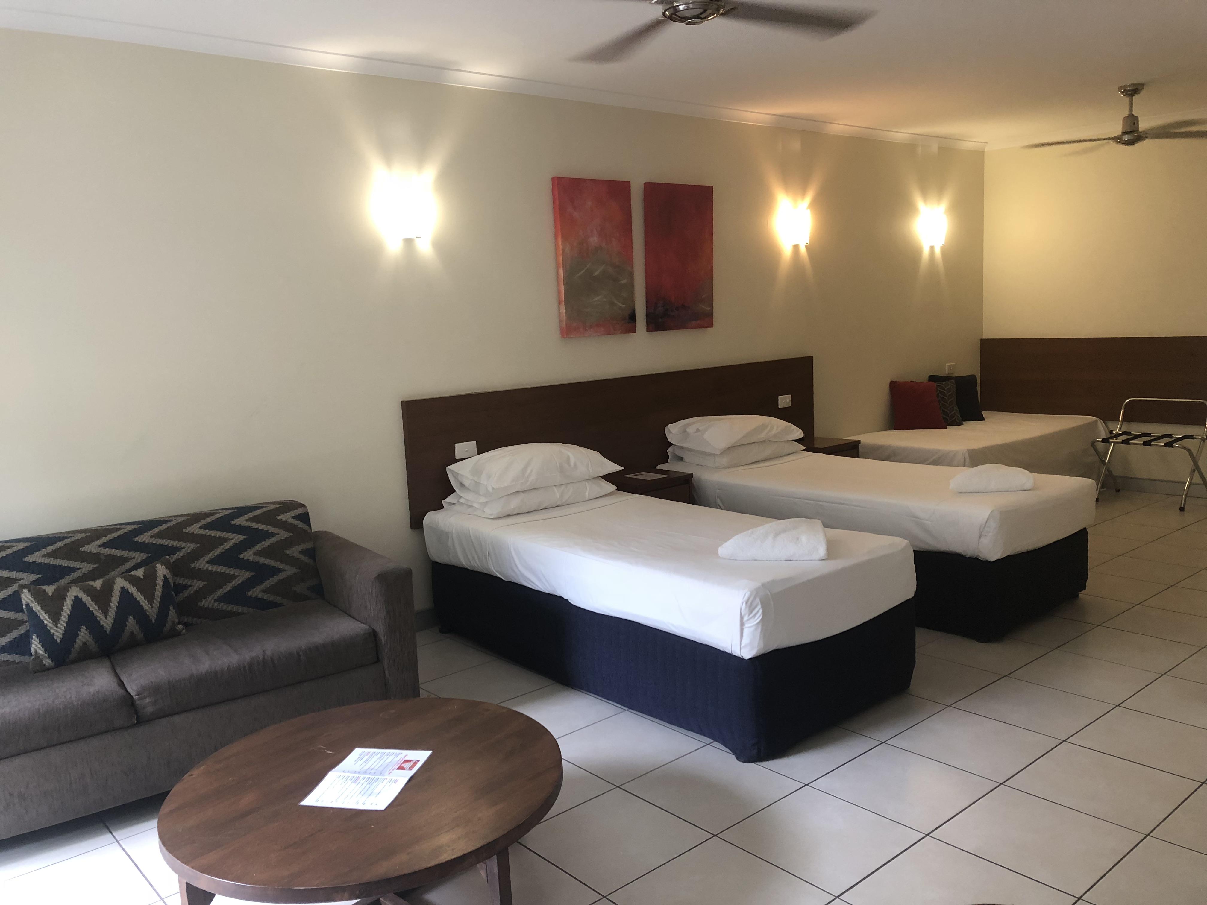 Cairns Queenslander Hotel & Apartments Exterior photo